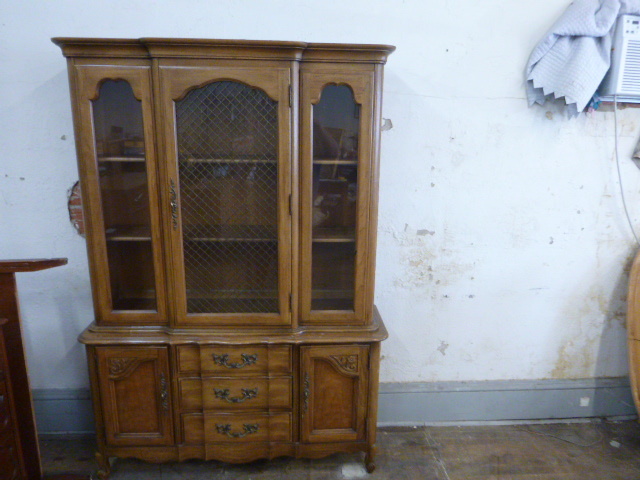lot 8 image: Dining Room Hutch