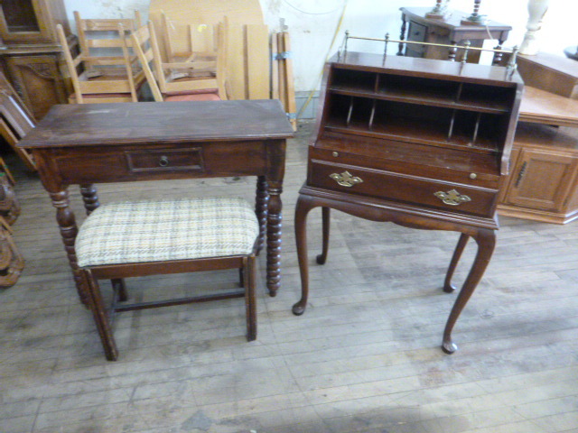 lot 13 image: 2 Small Desks and Bench Seat