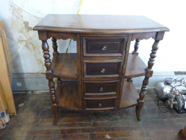 lot 17 image: Hallway Table
