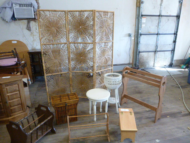 lot 20 image: Miscellaneous Furniture Pieces
