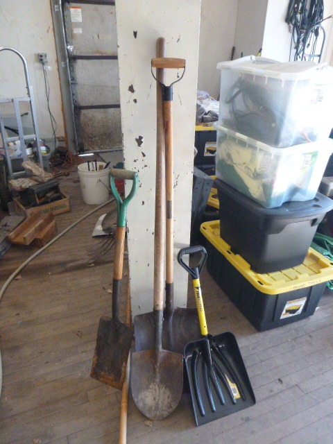 lot 24 image: 4 Shovels