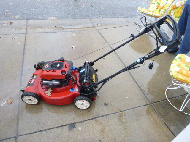 lot 3 image: Toro Recycler 22 Push Lawn Mower