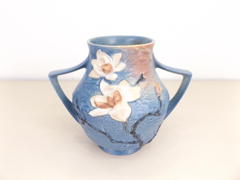 lot 1 image: Vintage MINT Roseville 91-8 Magnolia Vase