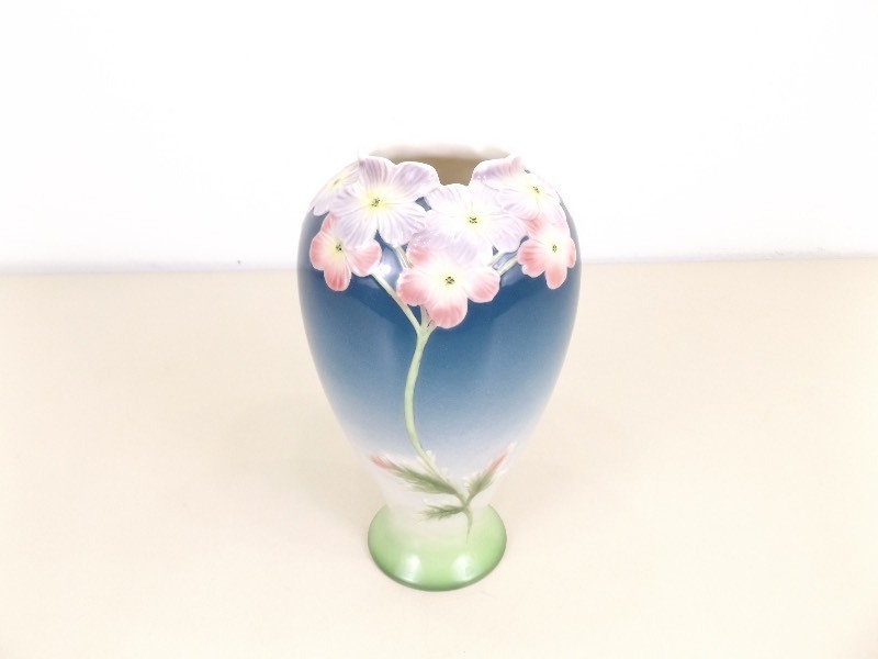 lot 2 image: Vintage MINT Condition Franz 8 Signed Verbena Vase
