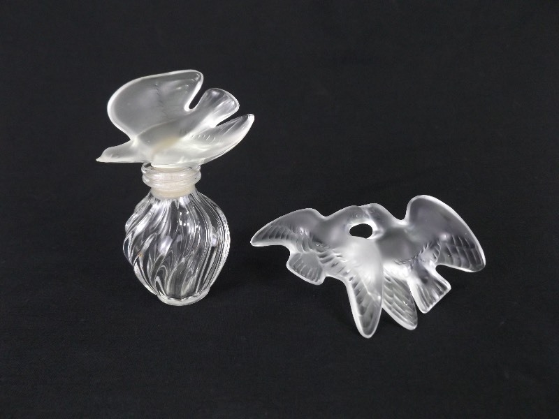 lot 4 image: Lalique Nina Ricci Perfume Bottle with Both Dove Topper Variations 