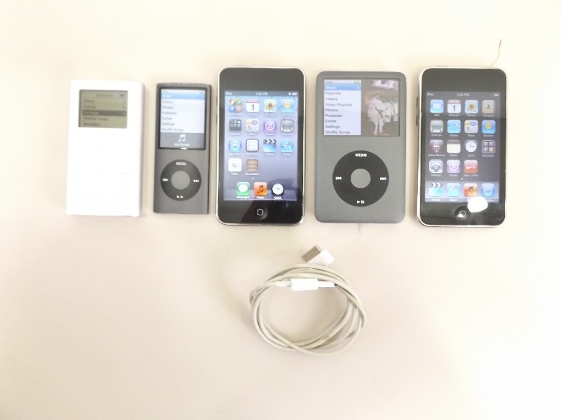lot 28 image: 5 WORKING Apple iPods with Charger