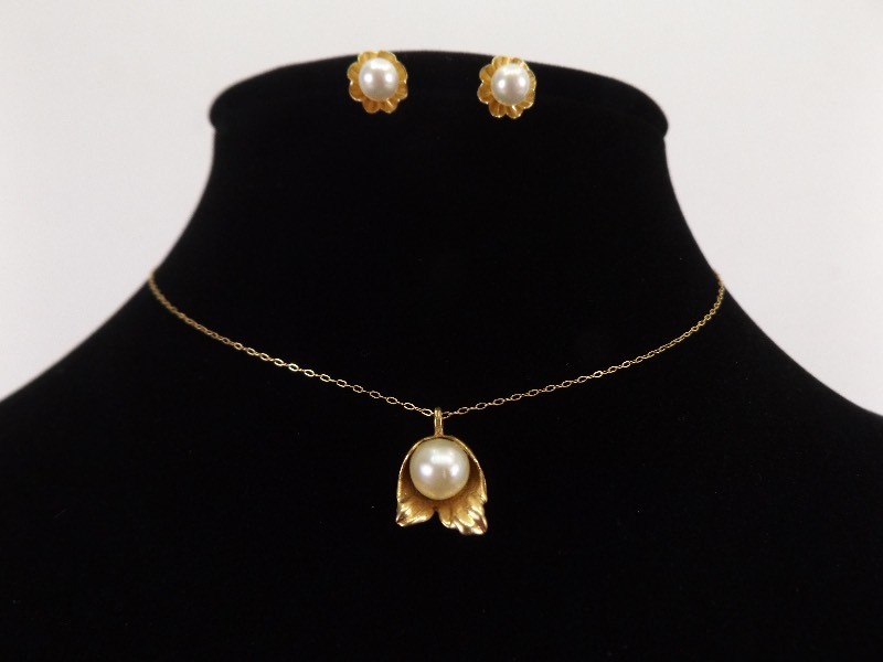 lot 51 image: 14k Yellow Gold Pearl Leaf Pendant, Necklace, and Earring Set