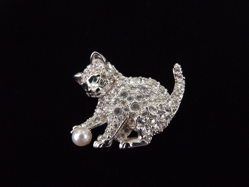 lot 64 image: Swarovski Cat Brooch