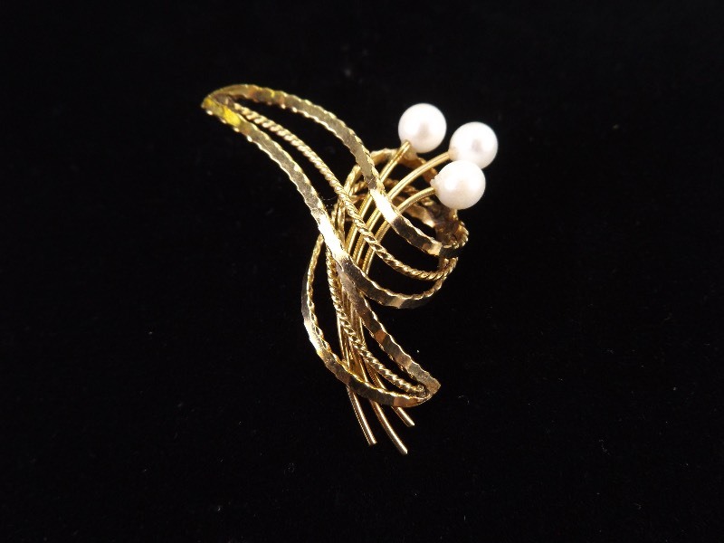 lot 66 image: Vintage&nbspWinard 12k Yellow Gold Fill Pearl Flower Brooch