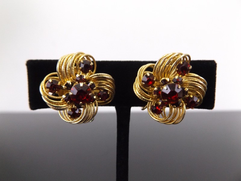 lot 67 image: Vintage&nbspWeiss Ruby Rhinestone Flower Clip On Earrings