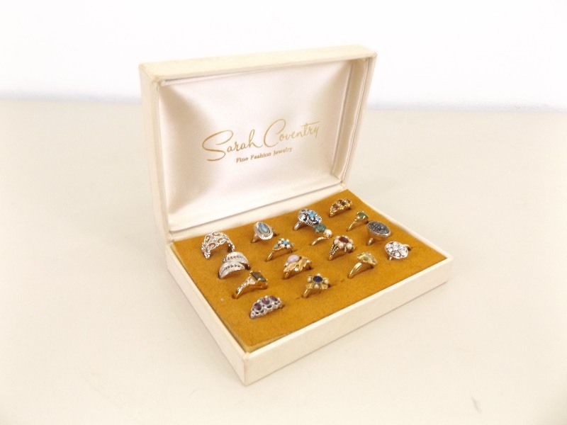 lot 63 image: Lot of Vintage Costume Jewelry Rings