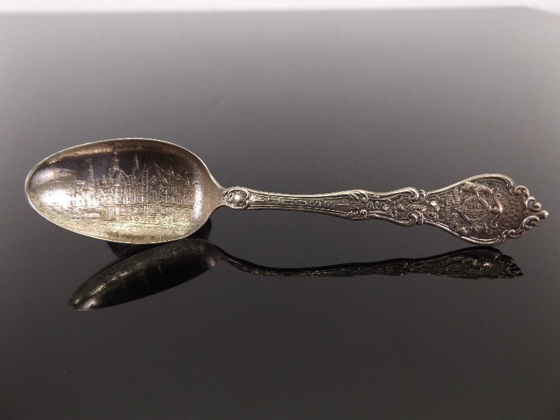 lot 78 image: Antique .925 Sterling Silver St Louis Missouri City Hall Souvenir Spoon