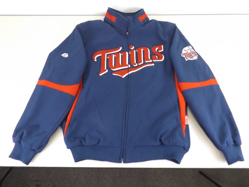 lot 41 image: MINT NEW Without Tags Majestic Minnesota Twins Jacket Size Large