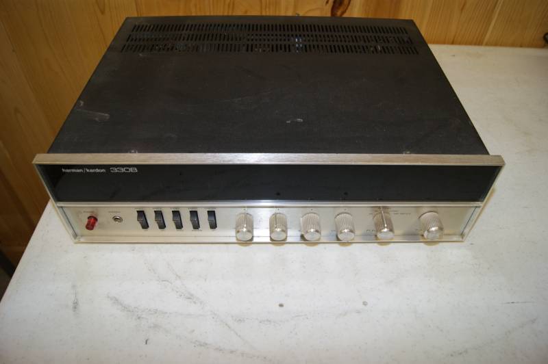 lot 3 image: HarmonKardon 330B