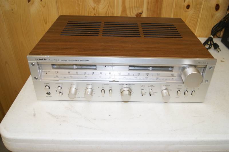 lot 4 image: Hitachi AM-FM Stero Receiver SR-804