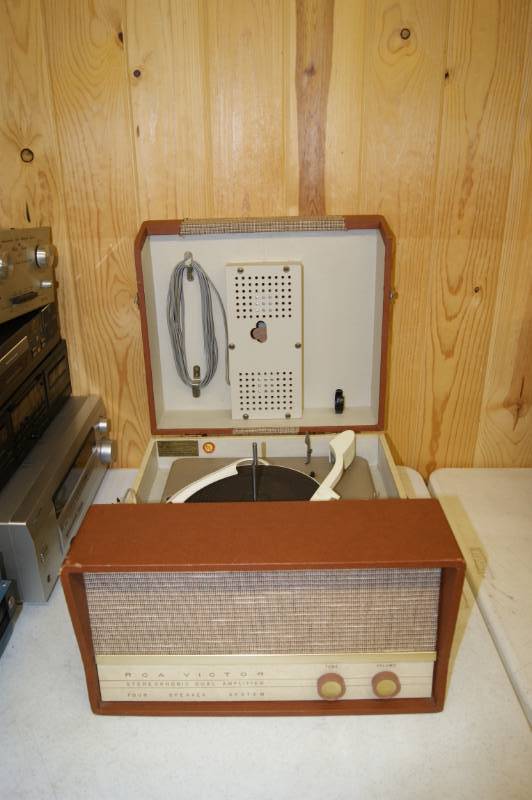 lot 16 image: VINTAGE RCA VICTROLA MODEL SES6