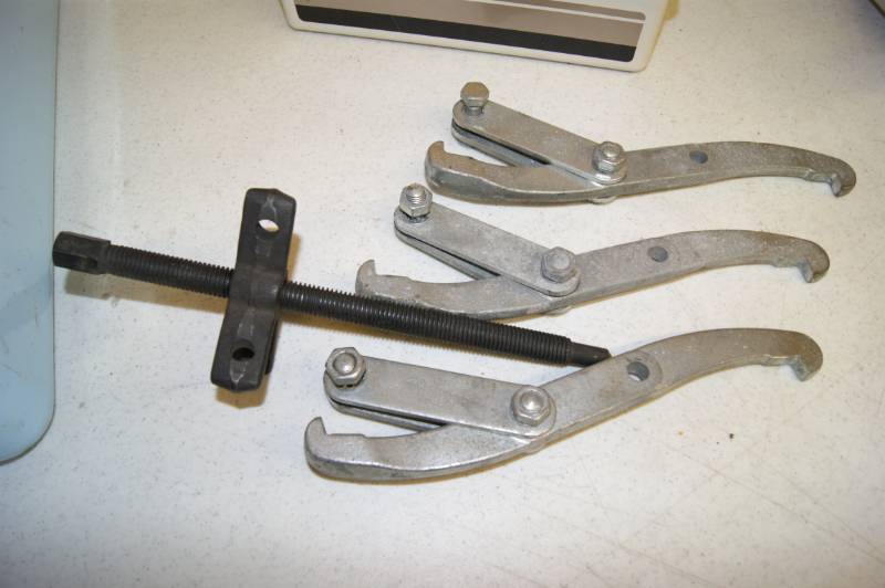 lot 23 image: Pro-Grade 18221 10-Inch Reversible 2 & 3 Combination Jaw Gear Puller
