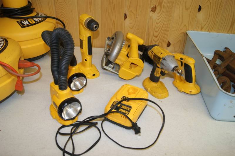 lot 28 image: 7 Piece Dewalt Tool Set