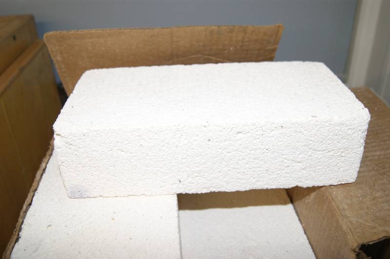 lot 37 image: Box of BNZ Insulating Fire Brick