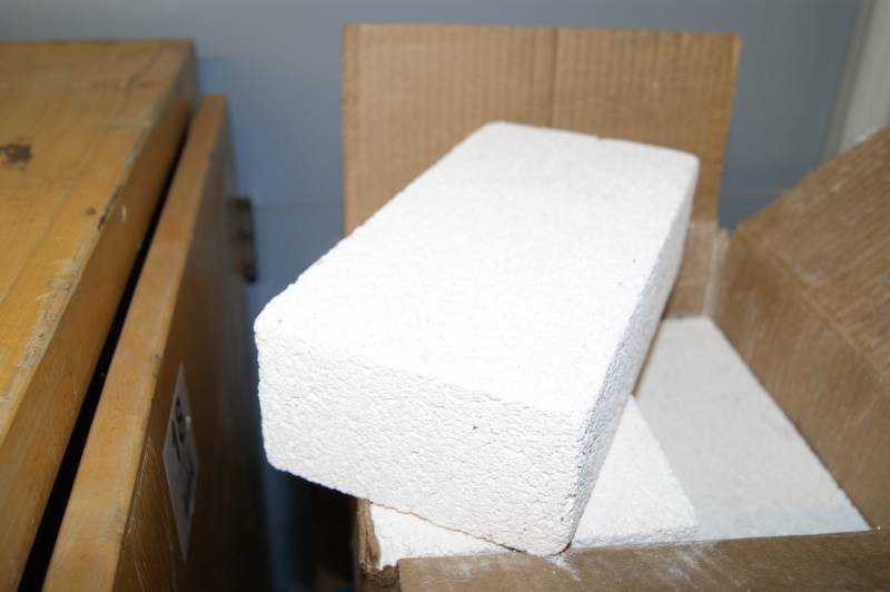 lot 36 image: Box of 12 BNZ Insulating Fire Brick