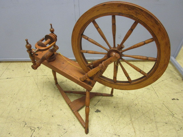 lot 710 image: VINTAGE SPINNING WHEEL