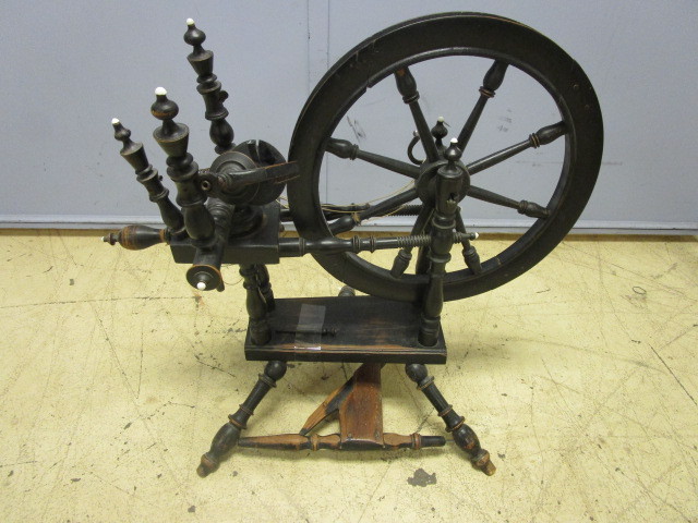 lot 712 image: VINTAGE SOLID WOOD SPINNING WHEEL