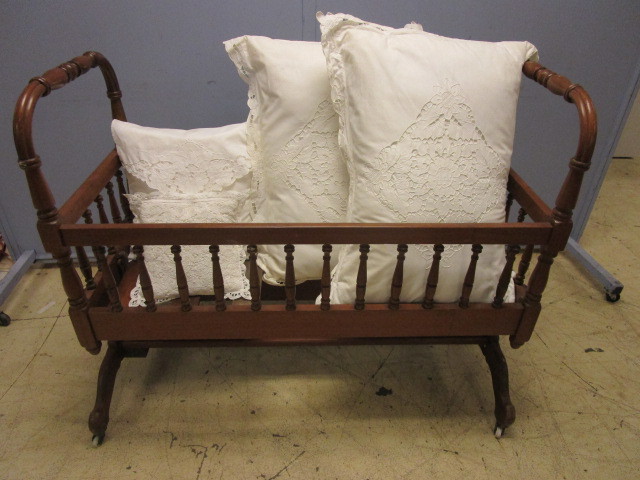 lot 714 image: VINTAGEANTIQUE SOLID WOOD CRADLE