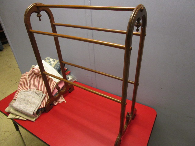 lot 720 image: SOLID WOOD QUILT RACK WITH ASSORTED FABRICS