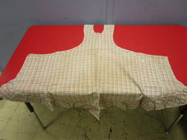 lot 724 image: VINTAGE SCHOOL APRON AND KERCHIEF (FROM APPROX 1883)