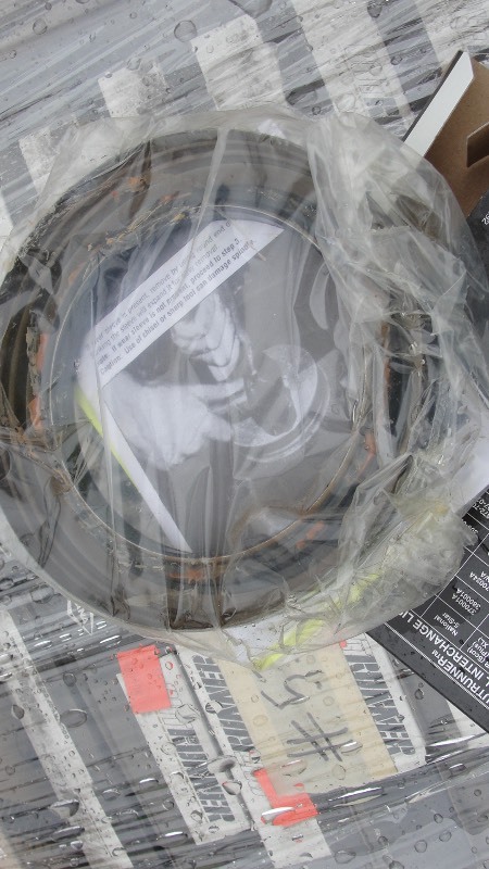 1 PALLET OIL SEALS EATON OUTRUNNER  APPROX. 70