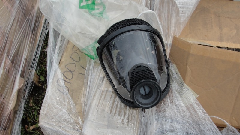 APPROX. 13 SETS KNEE PADS, 2 - FULL FACE- 50 HALF FACE RESPIRATORS ,