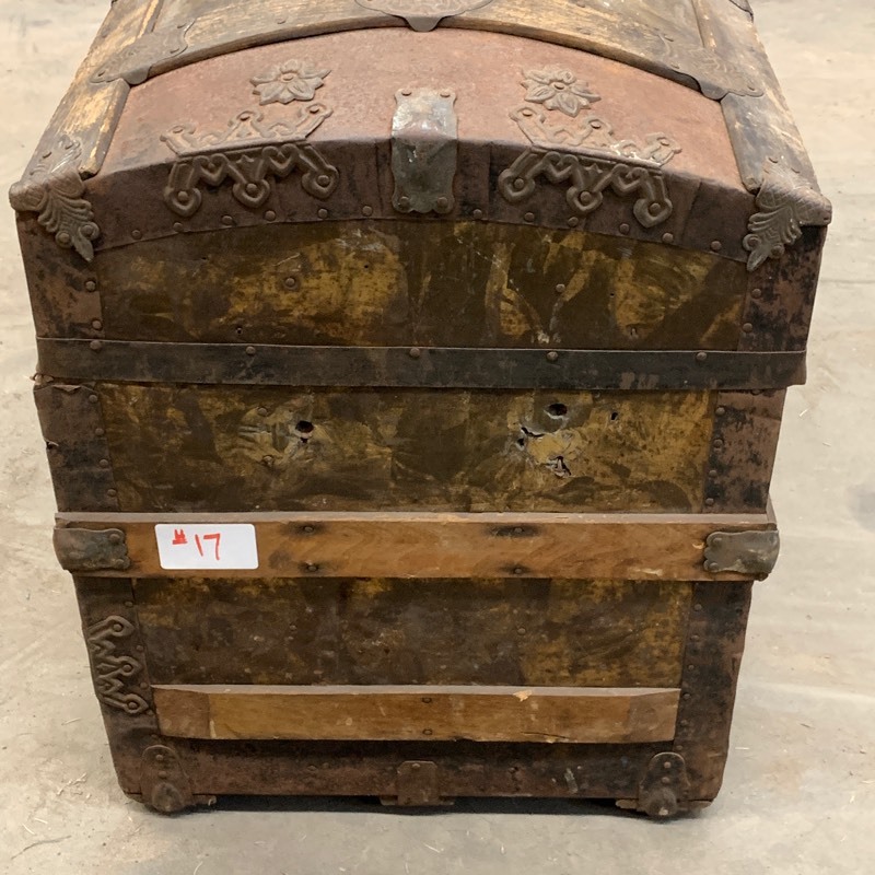 lot 17 image: Vintage Chest