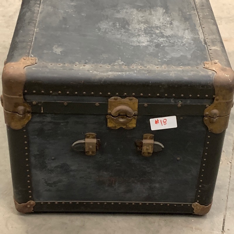 lot 18 image: Vintage Chest