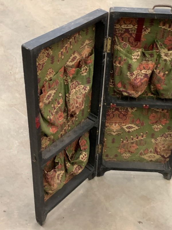 lot 21 image: Vintage Shoe  Tie Dresser