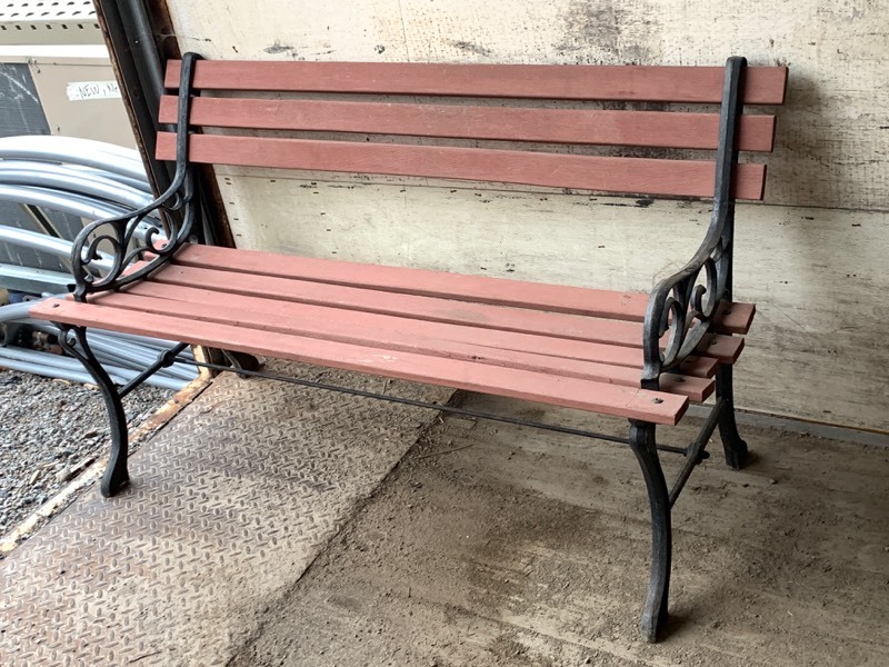 lot 23 image: Yard  Gaden Bench