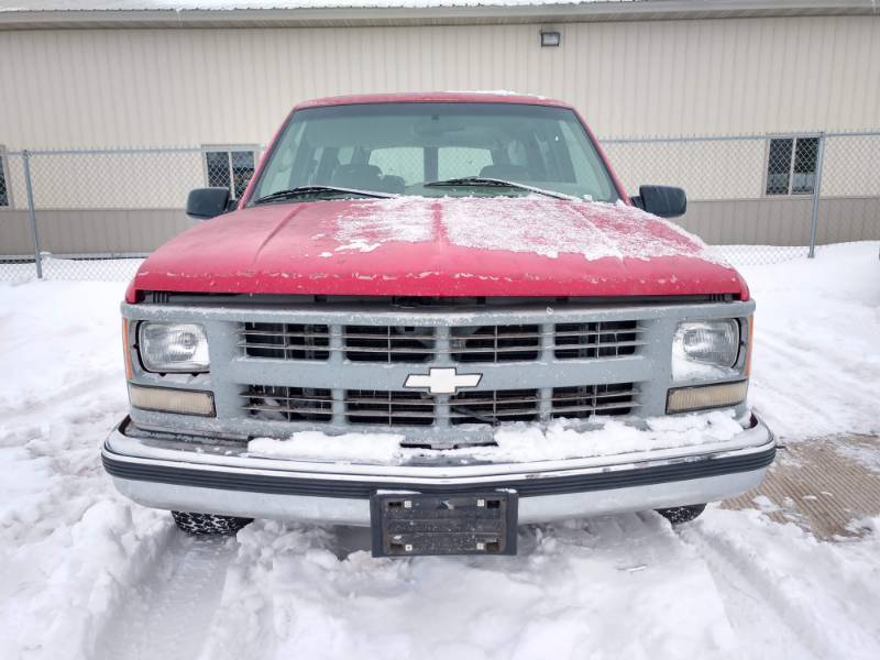 lot 7 image: 1996 Chevy Suburban