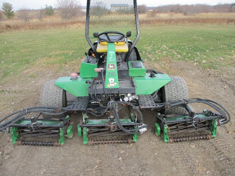 lot 4 image: JOHN DEERE REEL MOWER 3225B