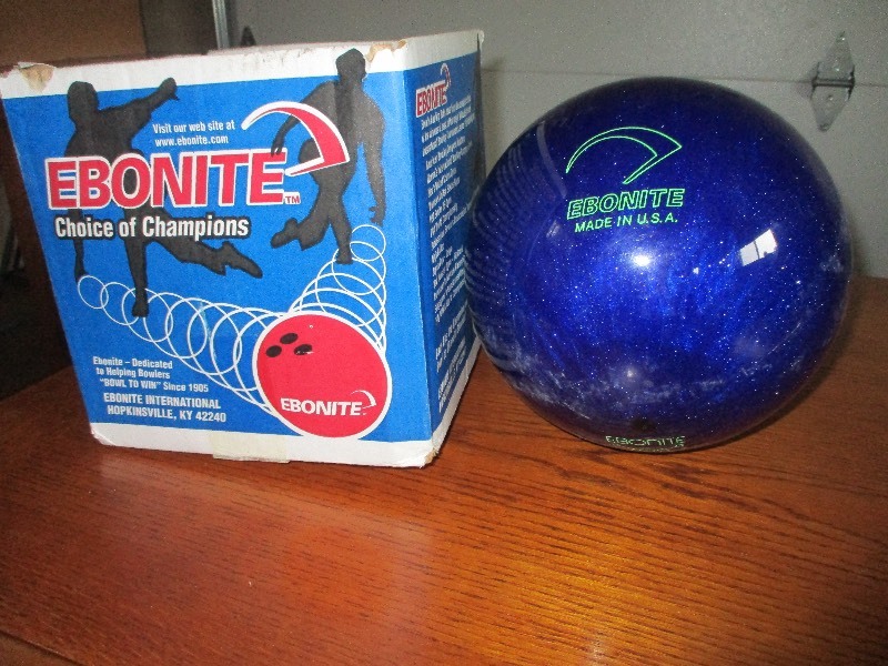 lot 14 image: NEW BOWLING BALL