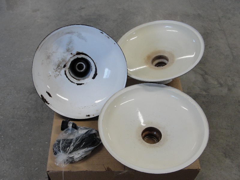 lot 10 image: 3- VINTAGE LIGHT FIXTURES