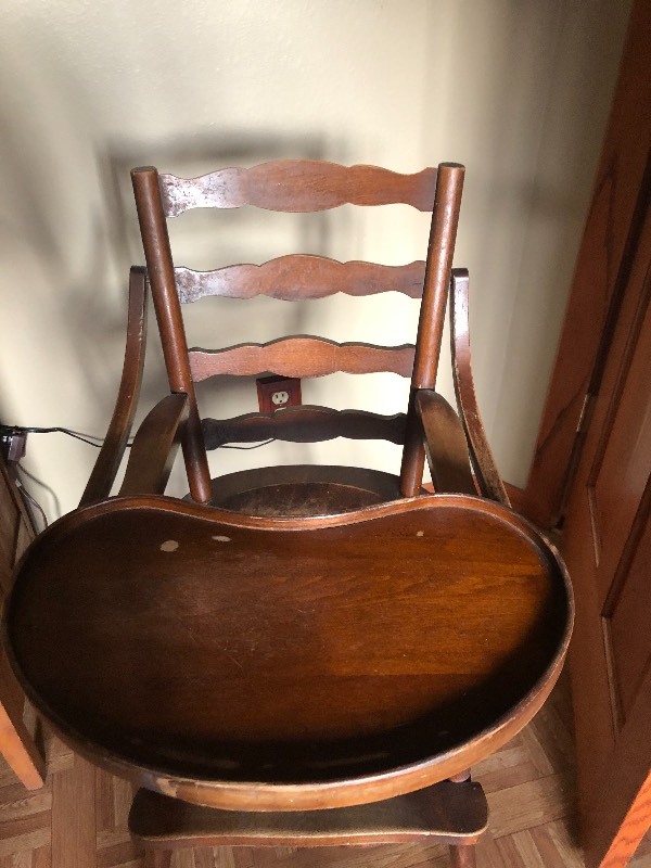 lot 19 image: VINTAGE WOODEN HIGH CHAIR  W REMOVABLE  PORCELAIN  TRAY