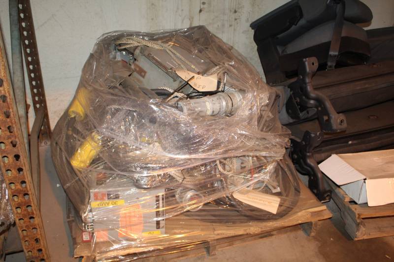 lot 158 image: Electrical Equipment - GE Armor-Clad Busway Flex-A-Plug Unit, GE Spectra Series Busway Plugs 60A
