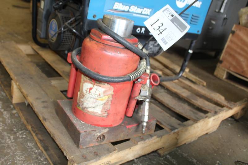 lot 134 image: Central Hydraulics 50-Ton Hydraulic Bottle Jack 97548