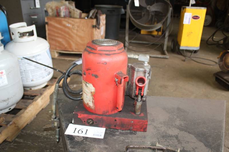 lot 135 image: Central Hydraulics 50-Ton Hydraulic Bottle Jack 97548