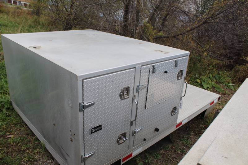 lot 3 image: Commercial Diamond Plate Short Truck Bed with Bed Box