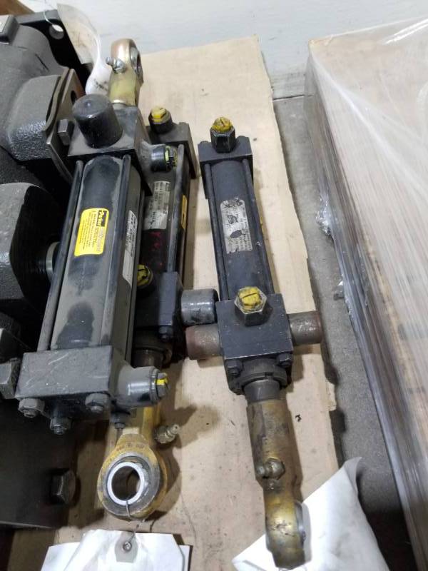 lot 30 image: Lot of (3) Parker Series 3L Cylinder Assembly 5in. Stroke 330678-1