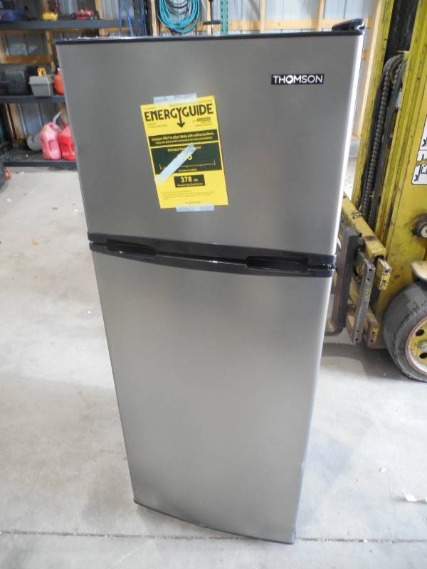 lot 3 image: Thomson 7.5 cu. ft. Top-Freezer Refrigerator