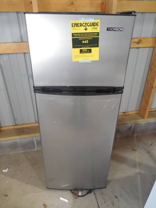 lot 4 image: Thomson 7.5 cu. ft. Top-Freezer Refrigerator