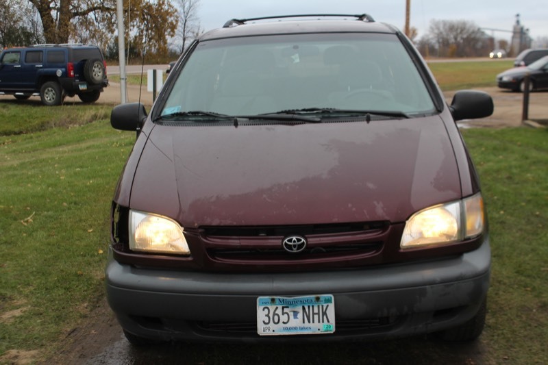 2000 Toyota Sienna LE - 2 Owners -