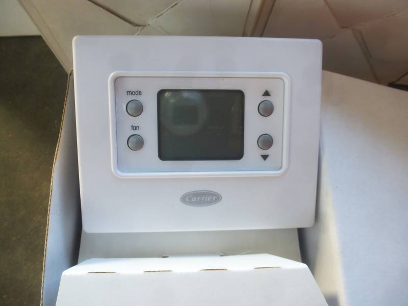 lot 60 image: Carrier Thermostats