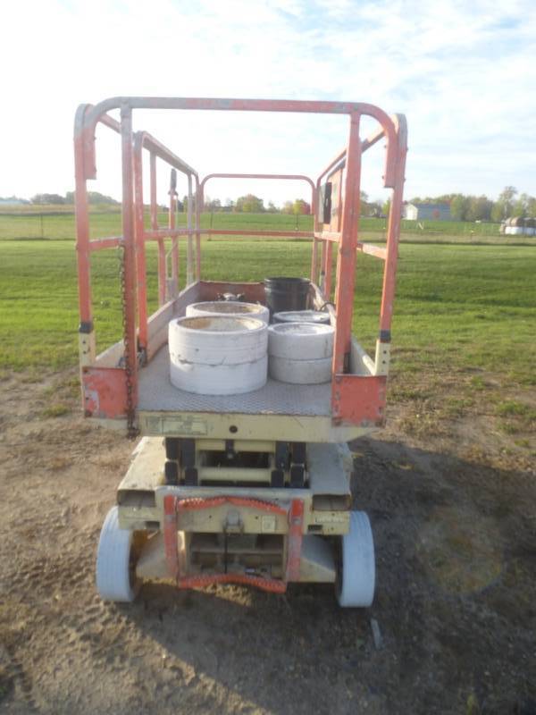 lot 25 image: JLG 2630 ES Parts Only